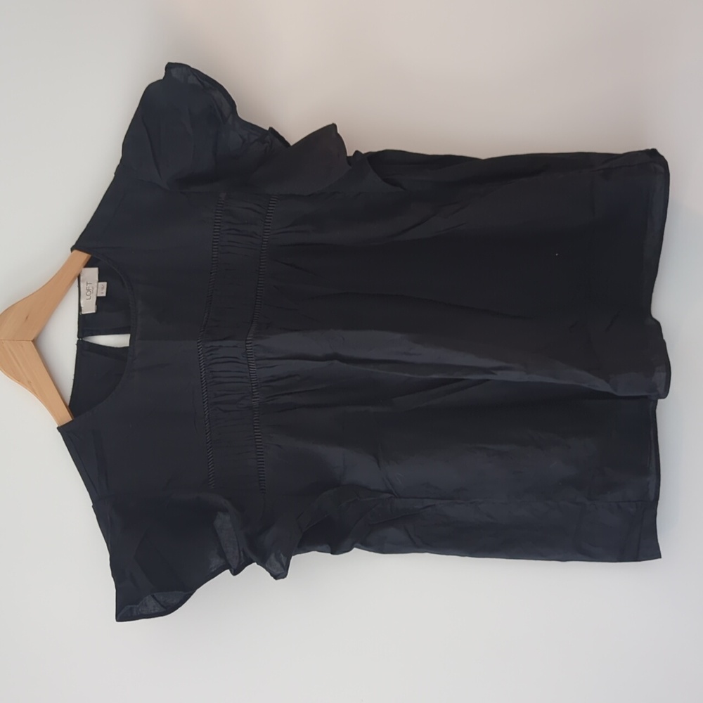 Cute flutter sleeve with ruched details